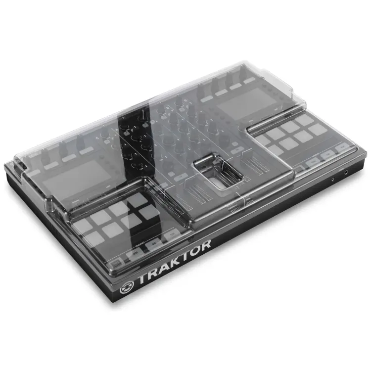 Tapa Decksaver puesta sobre el Native Instruments Traktor Kontrol S5, vista en tres cuartos