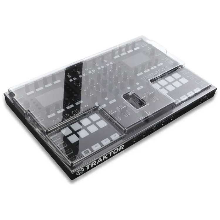 Tapa Decksaver puesta sobre el Native Instruments Traktor Kontrol S8, vista en tres cuartos