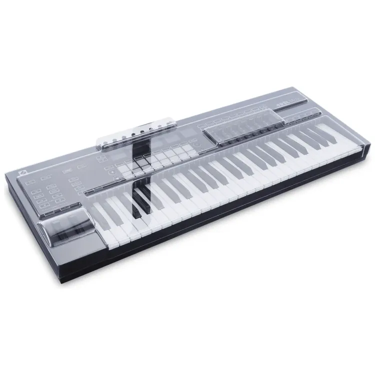 Tapa Decksaver puesta sobre el Novation 49SL MkIII, vista en tres cuartos