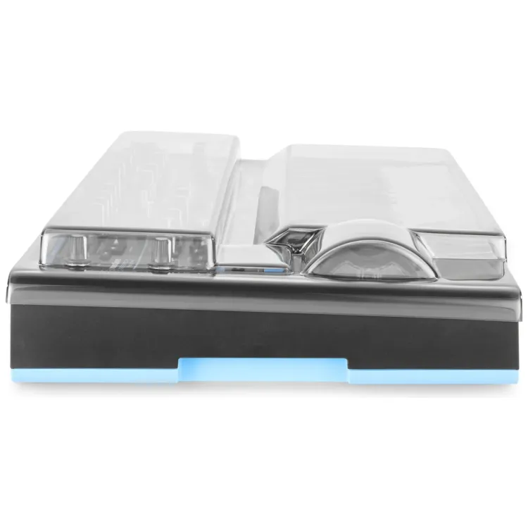 Perfil lateral de la tapa Decksaver sobre el Novation Bass Station II