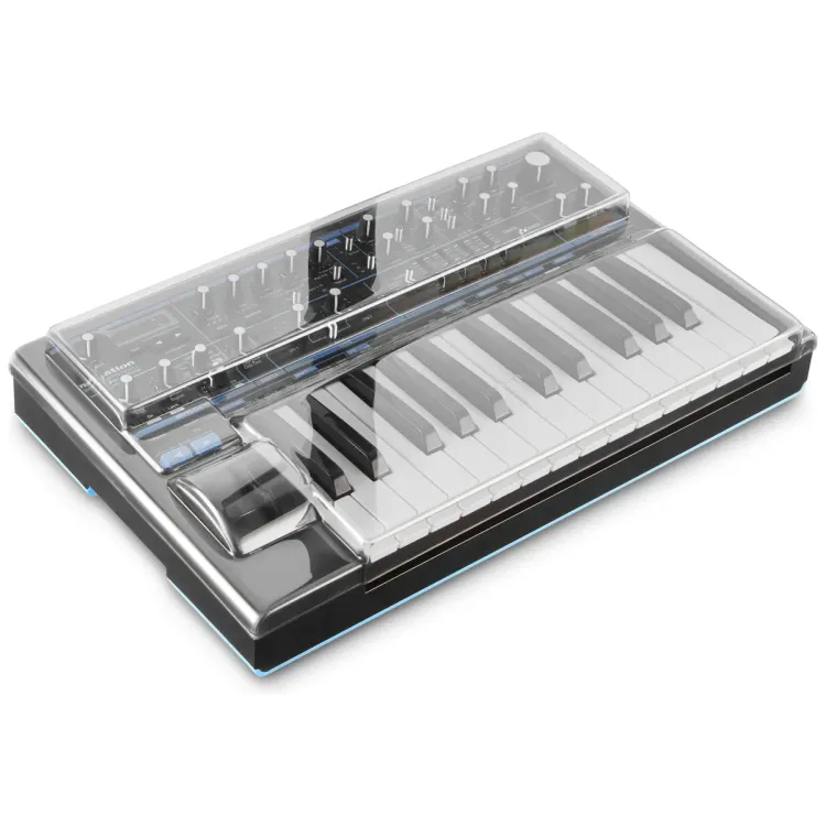 Tapa Decksaver puesta sobre el Novation Bass Station II, vista en tres cuartos