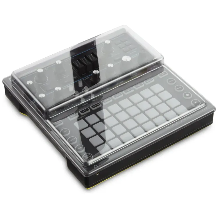 Tapa Decksaver puesta sobre el Novation Circuit Mono Station, vista en tres cuartos