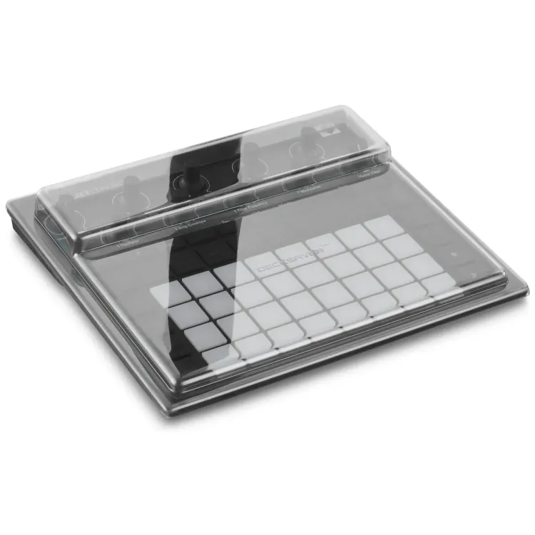 Tapa Decksaver puesta sobre el Novation Circuit Tracks y Circuit Rhythm, vista en tres cuartos