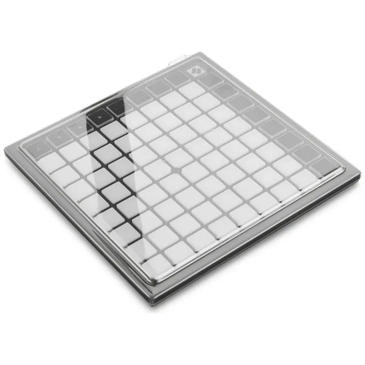 Tapa Decksaver puesta sobre el Novation Launchpad MK2, vista en tres cuartos