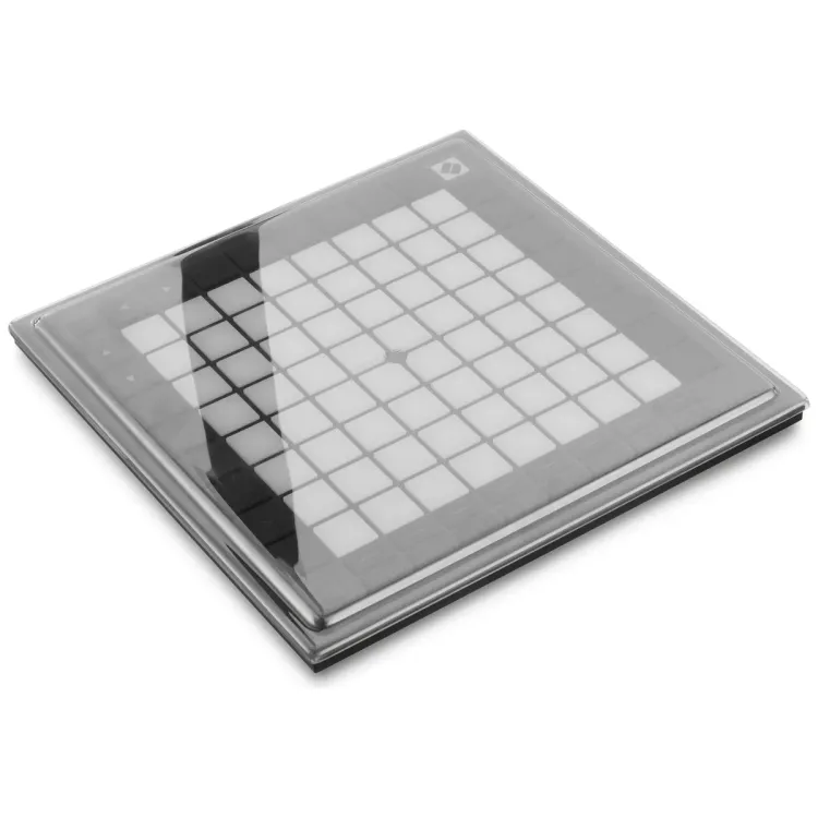 Tapa Decksaver puesta sobre el Novation Launchpad Pro MK2, vista en tres cuartos