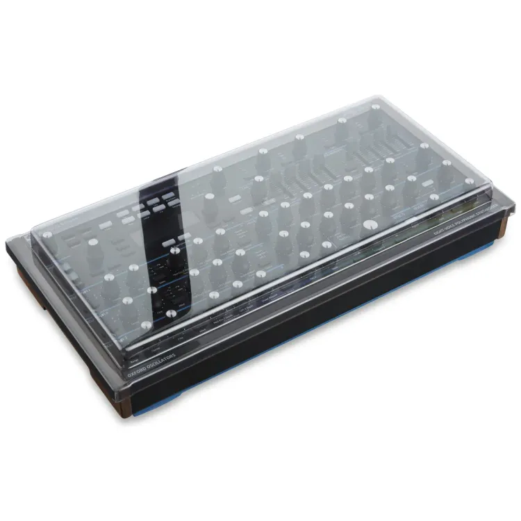 Tapa Decksaver puesta sobre el Novation Peak, vista en tres cuartos