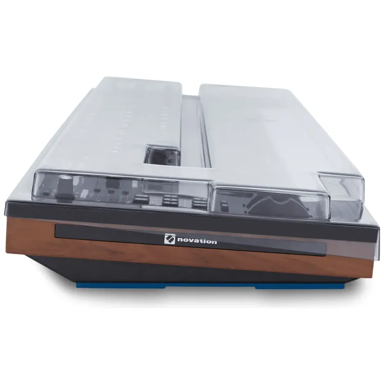 Perfil lateral de la tapa Decksaver sobre el Novation Summit