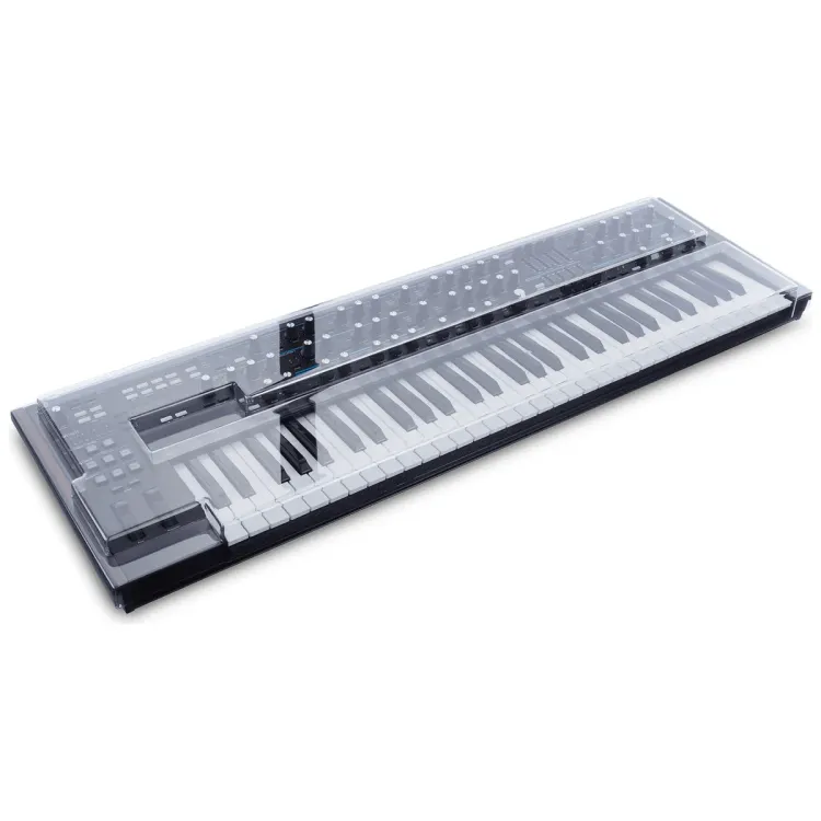 Tapa Decksaver puesta sobre el Novation Summit, vista en tres cuartos