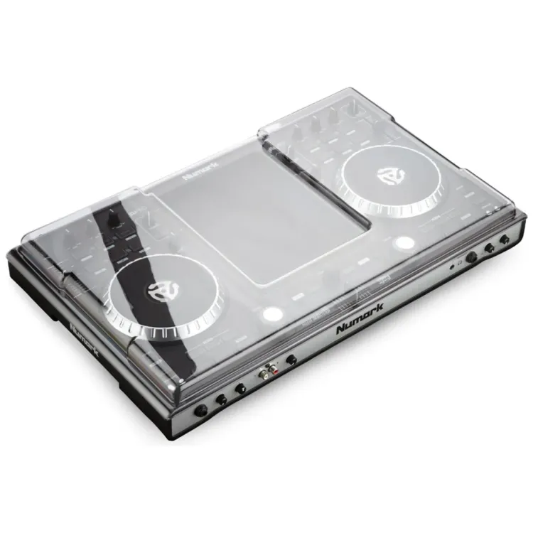 Tapa Decksaver puesta sobre el Numark iDJ Pro, vista en tres cuartos