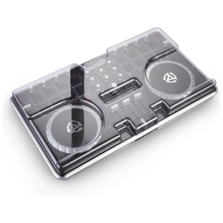 Tapa Decksaver puesta sobre el Numark Mixtrack Pro 2, vista en tres cuartos