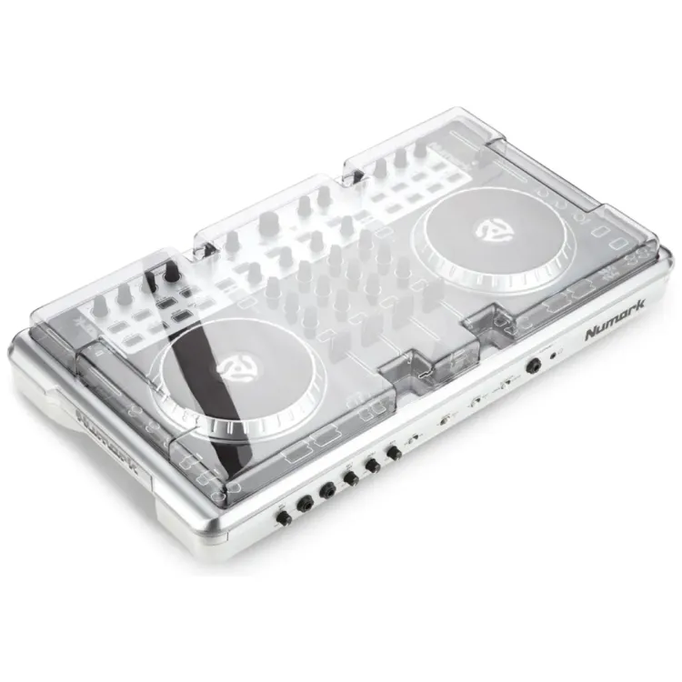 Tapa Decksaver puesta sobre el Numark N4, vista en tres cuartos