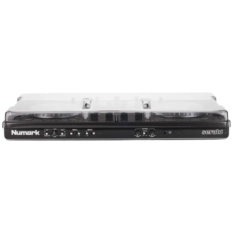 Tapa Decksaver puesta sobre el Numark NS6, vista en tres cuartos