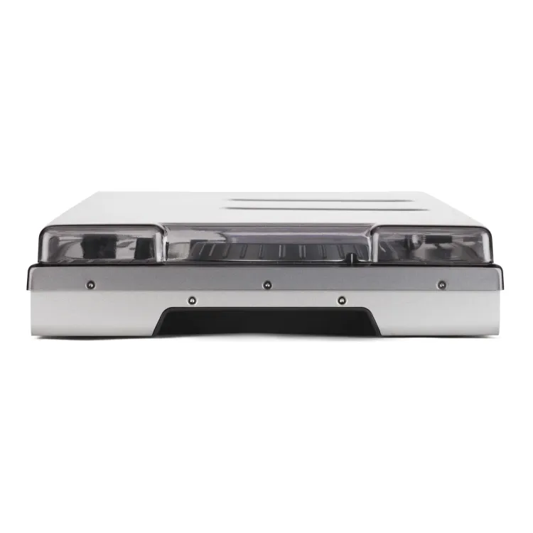 Vista superior del Numark NS6 con la tapa Decksaver puesta