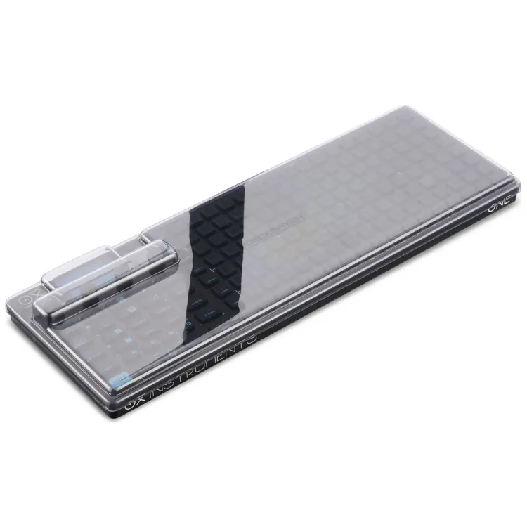 Tapa Decksaver puesta sobre el Oxi Instruments Oxi One MK2, vista en tres cuartos