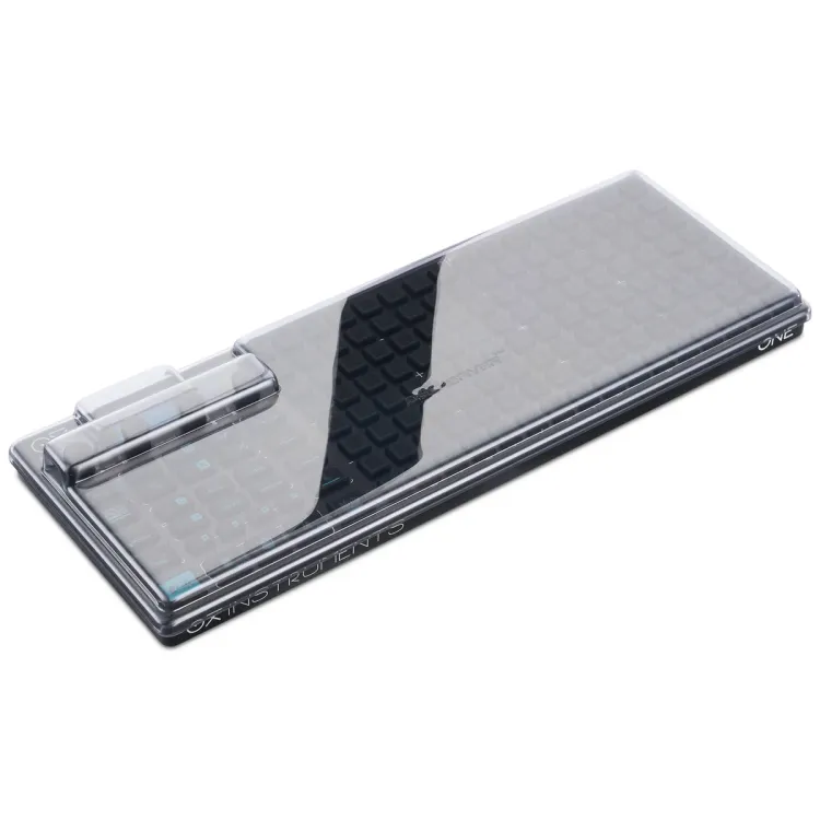 Tapa Decksaver puesta sobre el Oxi Instruments Oxi One, vista en tres cuartos