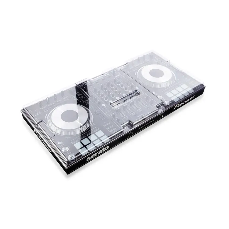 Tapa Decksaver puesta sobre el Pioneer DJ DDJ-SZ, DDJ-SZ2 y DDJ-RZ, vista en tres cuartos