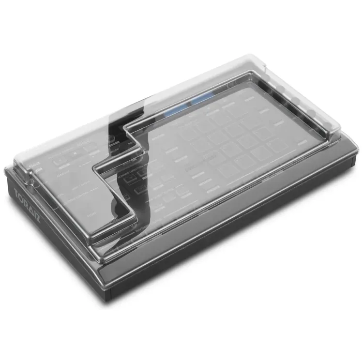 Tapa Decksaver puesta sobre el Pioneer DJ Toraiz Squid, vista en tres cuartos