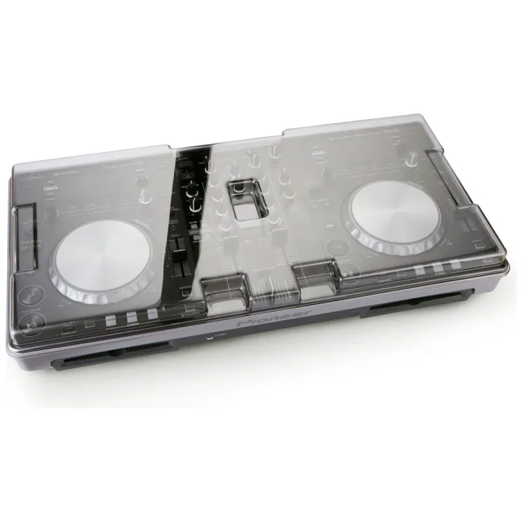Tapa Decksaver puesta sobre el Pioneer DJ XDJ-R1, vista en tres cuartos