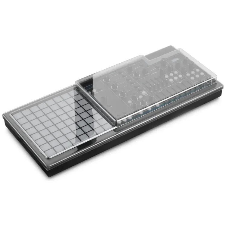 Tapa Decksaver puesta sobre el Polyend Medusa, vista en tres cuartos