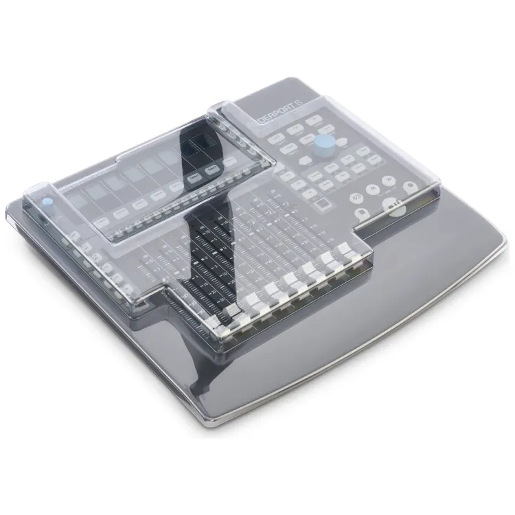 Tapa Decksaver puesta sobre el PreSonus FaderPort 8, vista en tres cuartos