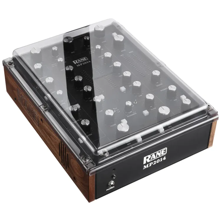Tapa Decksaver puesta sobre el Rane MP2014, vista en tres cuartos