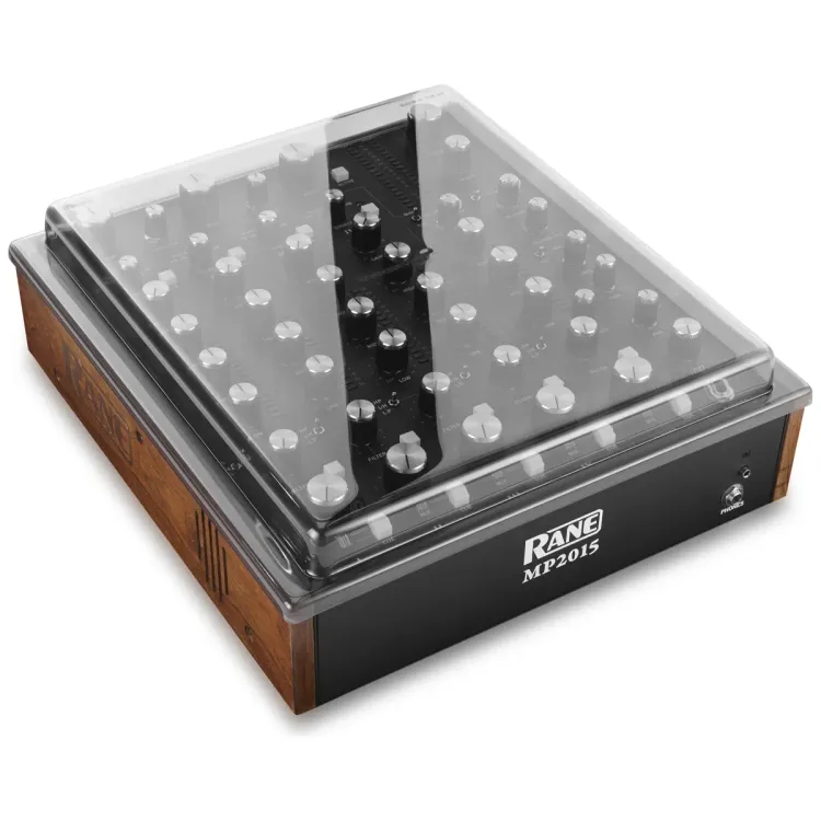 Tapa Decksaver puesta sobre el Rane MP2015, vista en tres cuartos