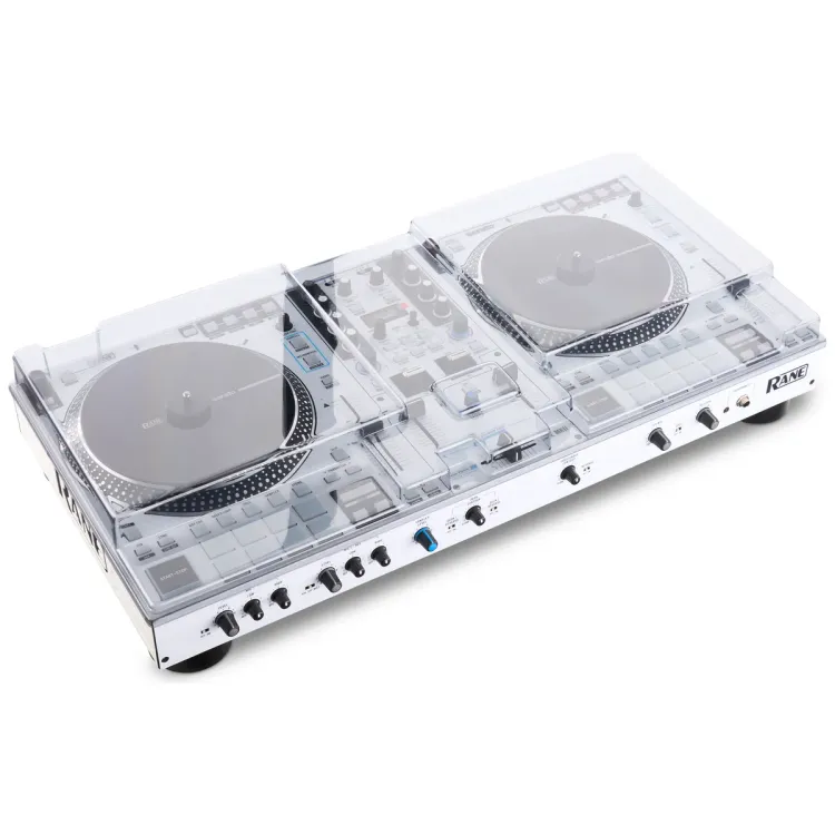 Tapa Decksaver puesta sobre el Rane ONE MK1 y MK2, vista en tres cuartos