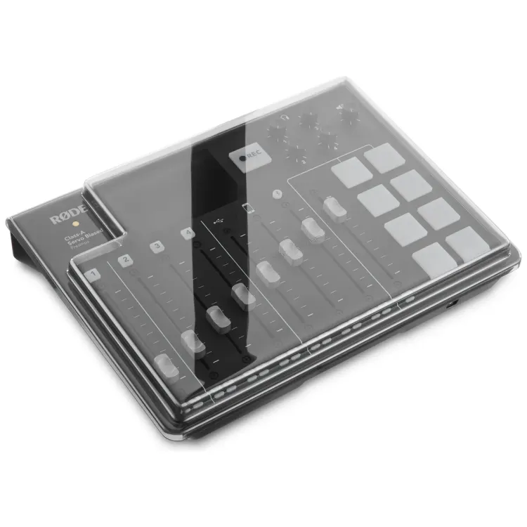 Tapa Decksaver puesta sobre el RØDE RØDECaster Pro, vista en tres cuartos
