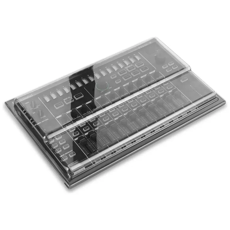 Tapa Decksaver puesta sobre el Roland AIRA MX-1, vista en tres cuartos