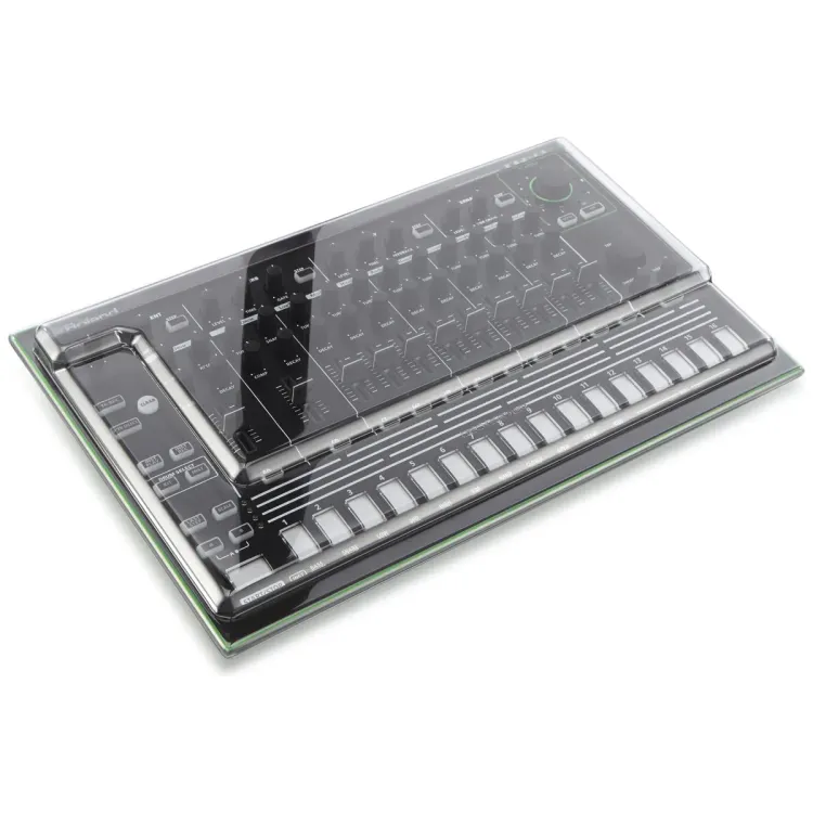 Tapa Decksaver puesta sobre el Roland AIRA TR-8, vista en tres cuartos