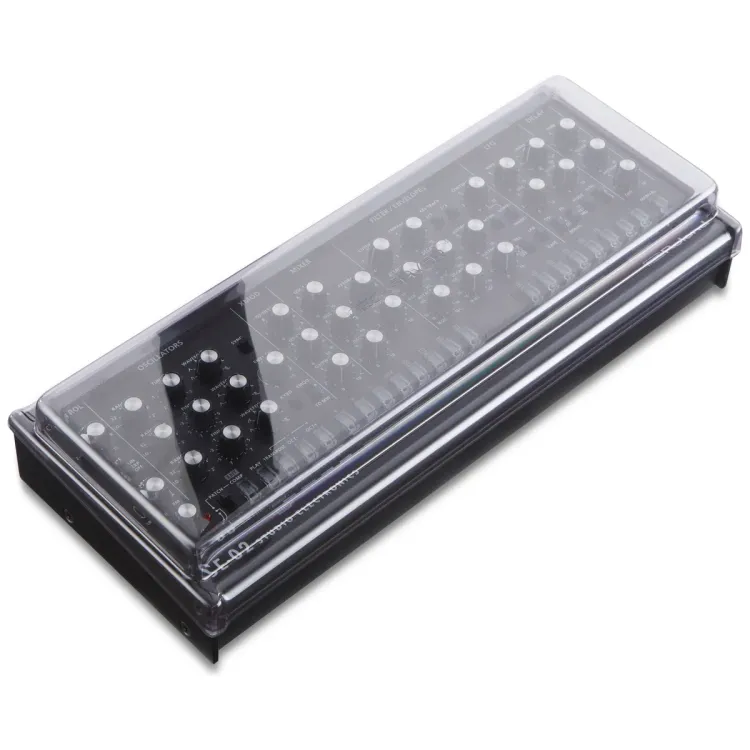 Tapa Decksaver puesta sobre el Roland Boutique, vista en tres cuartos