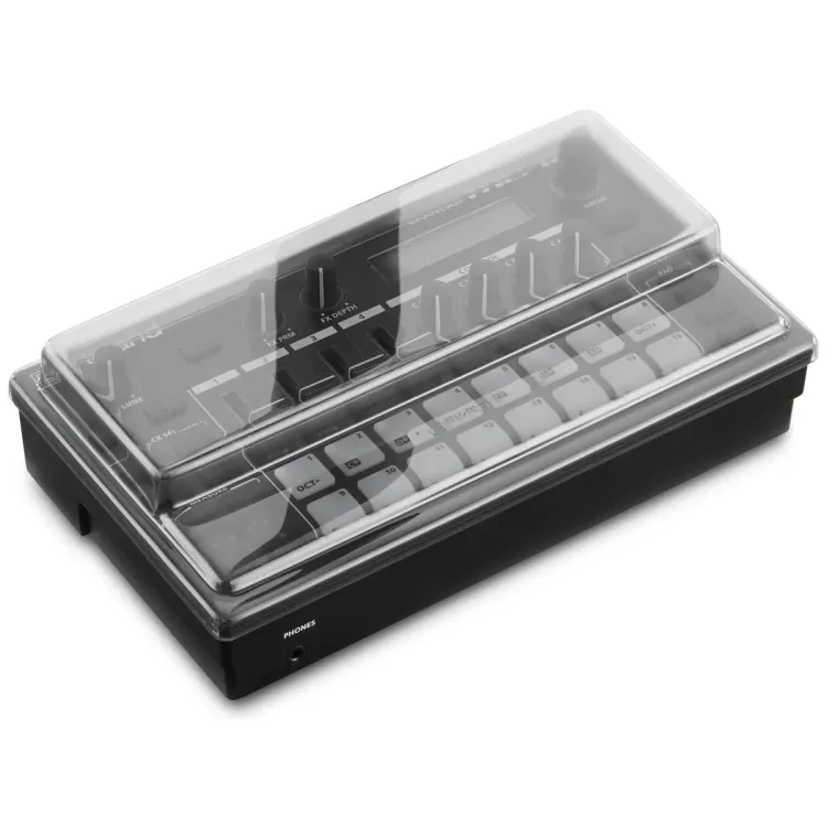 Tapa Decksaver puesta sobre el Roland MC-101 y TR-6S, vista en tres cuartos