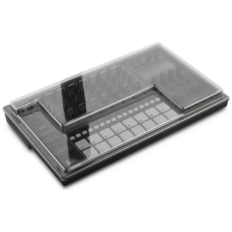 Tapa Decksaver puesta sobre el Roland MC-707, vista en tres cuartos