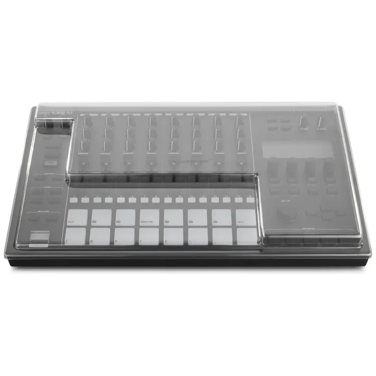 Vista superior del Roland MC-707 con la tapa Decksaver puesta