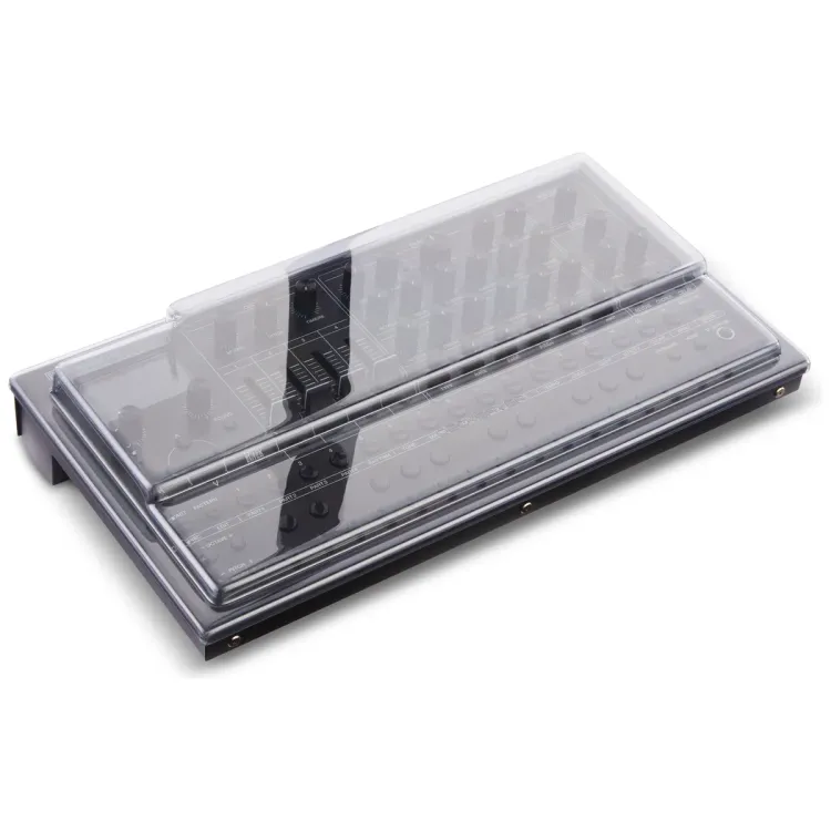 Tapa Decksaver puesta sobre el Roland SH-4d, vista en tres cuartos