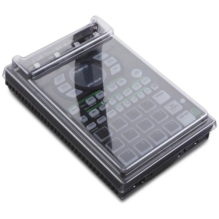 Tapa Decksaver puesta sobre el Roland SP-404, vista en tres cuartos