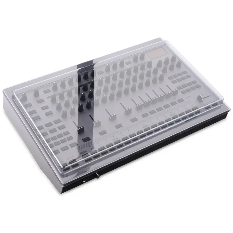 Tapa Decksaver puesta sobre el Roland TR-1000, vista en tres cuartos