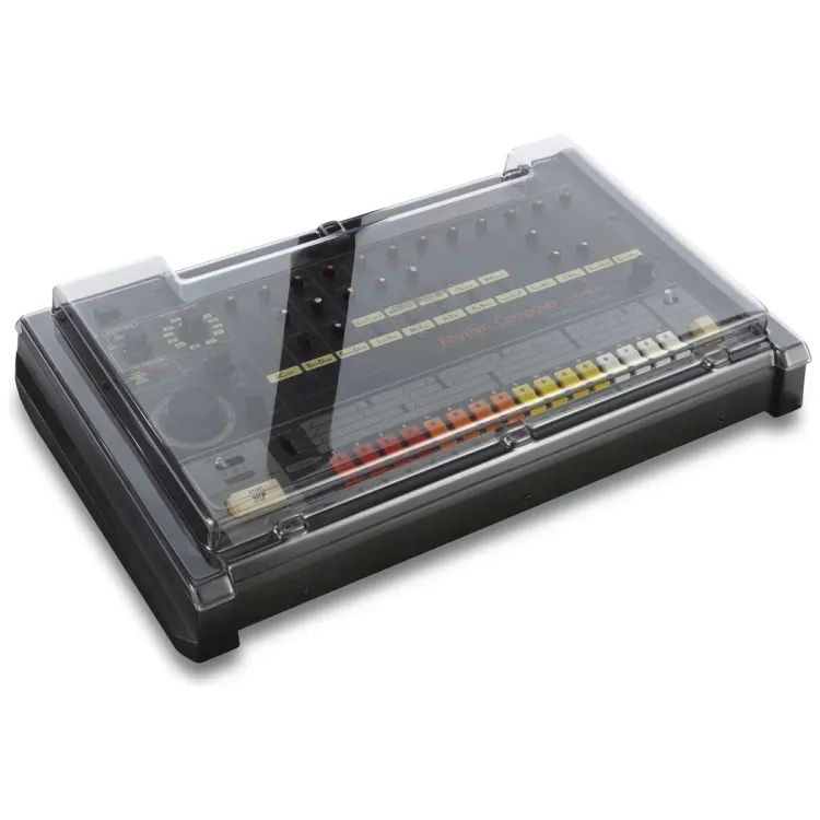 Tapa Decksaver puesta sobre el Roland TR-808, vista en tres cuartos