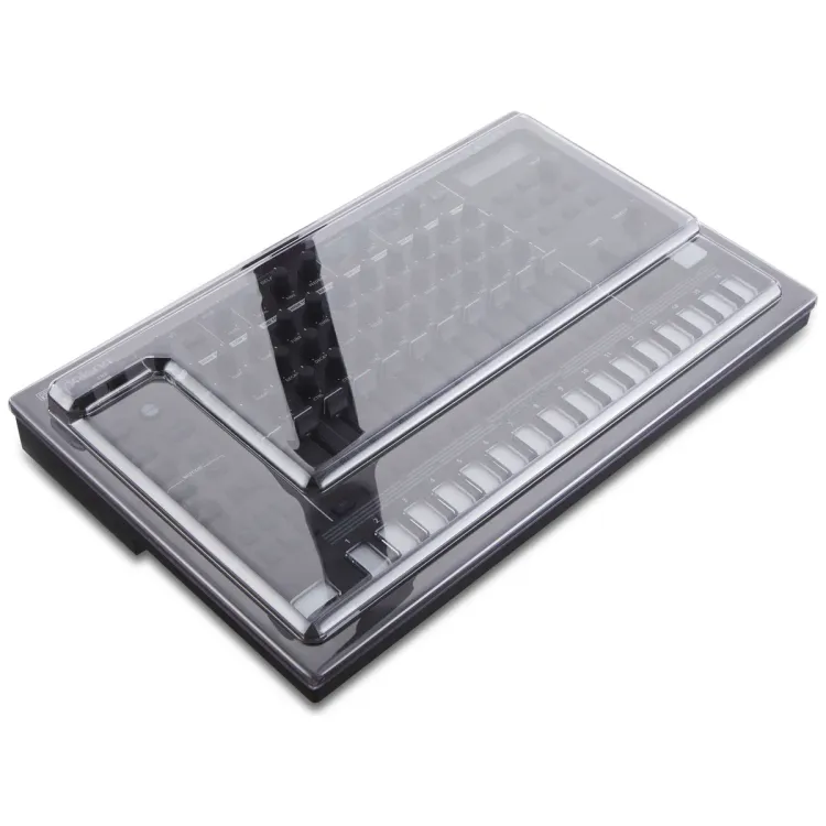 Tapa Decksaver puesta sobre el Roland TR-8S, vista en tres cuartos