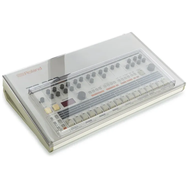 Tapa Decksaver puesta sobre el Roland TR-909, vista en tres cuartos