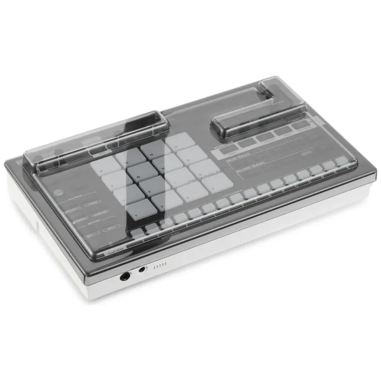 Tapa Decksaver puesta sobre el Roland VERSELAB MV-1, vista en tres cuartos