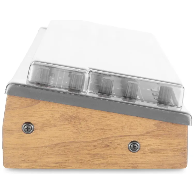 Perfil lateral de la tapa Decksaver sobre el Sequential OB-6 Desktop
