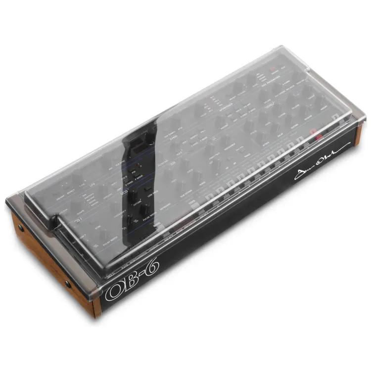 Tapa Decksaver puesta sobre el Sequential OB-6 Desktop, vista en tres cuartos