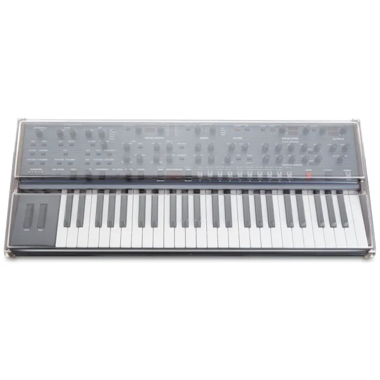 Tapa Decksaver puesta sobre el Sequential OB-6 y Trigon-6, vista en tres cuartos