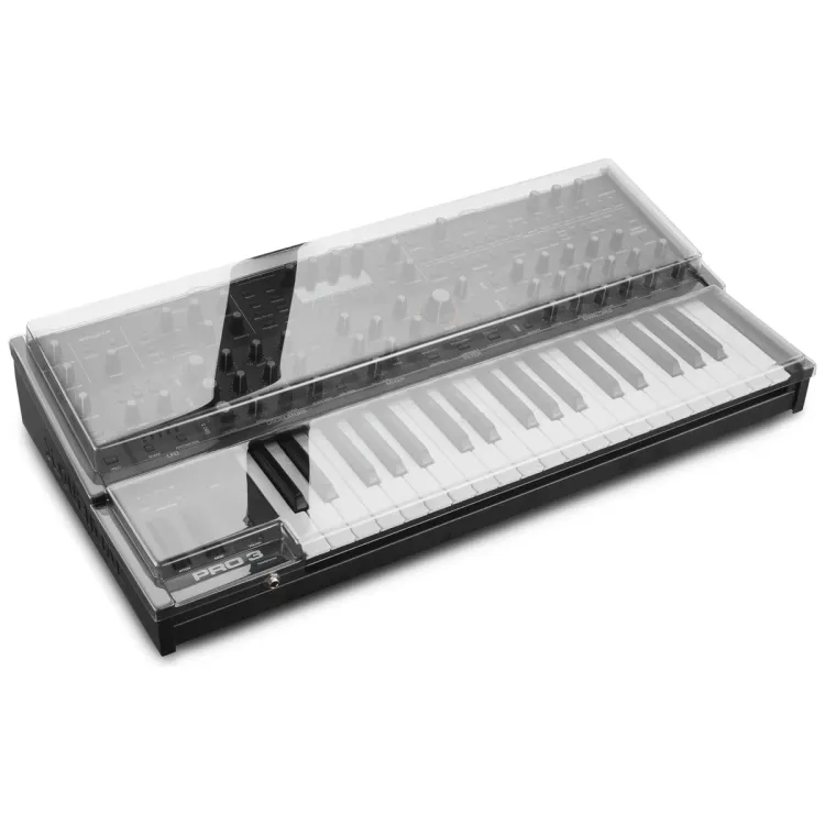 Tapa Decksaver puesta sobre el Sequential Pro 3, vista en tres cuartos