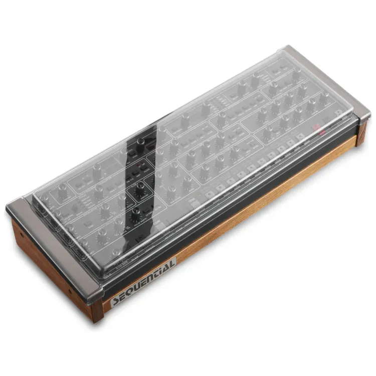 Tapa Decksaver puesta sobre el Sequential Prophet-6, vista en tres cuartos