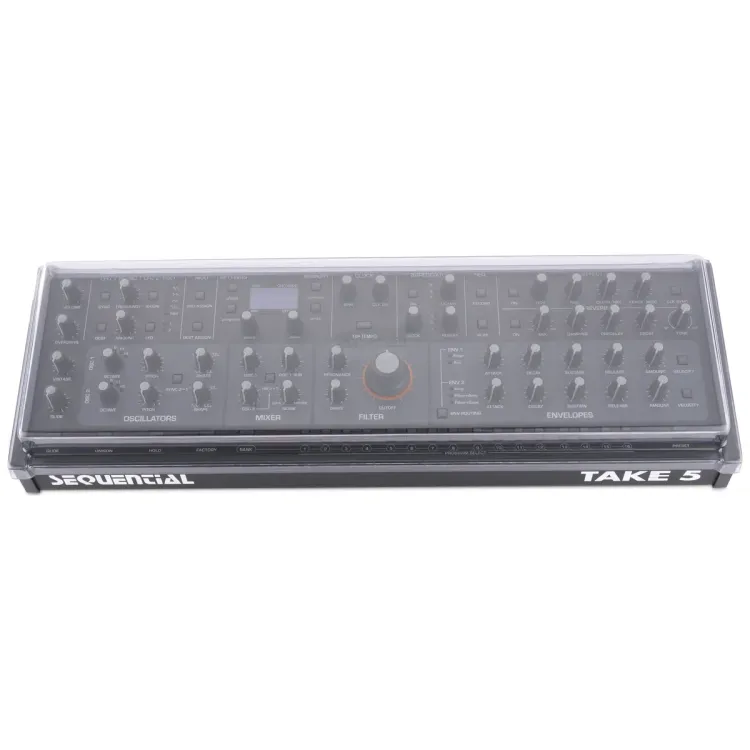 Tapa Decksaver puesta sobre el Sequential Take 5 Desktop y TEO-5 Desktop, vista en tres cuartos
