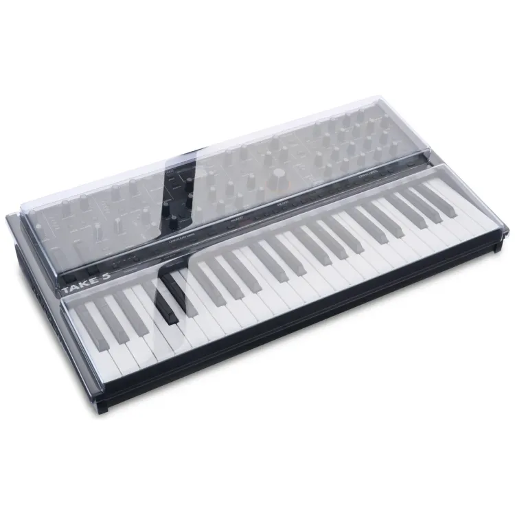 Tapa Decksaver puesta sobre el Sequential Take 5 y TEO-5, vista en tres cuartos