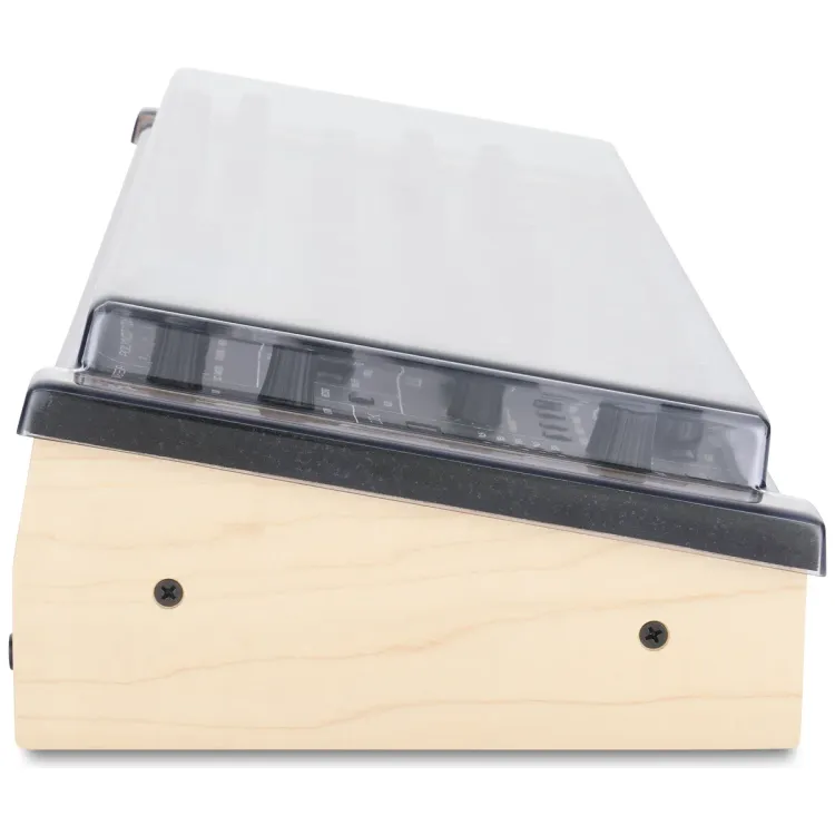 Perfil lateral de la tapa Decksaver sobre el Sequential Trigon-6 Desktop