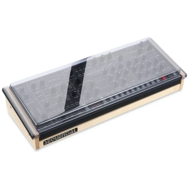 Tapa Decksaver puesta sobre el Sequential Trigon-6 Desktop, vista en tres cuartos